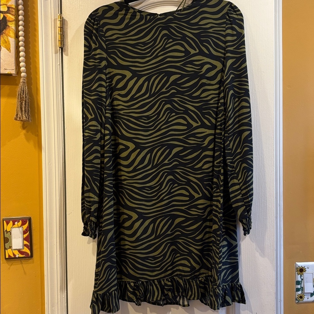 NEXT BRAND FROM UK…ARMY GREEN AND BLACK DRESS ANIMAL PRINT DESIGN
L/S RUFFLE HEM